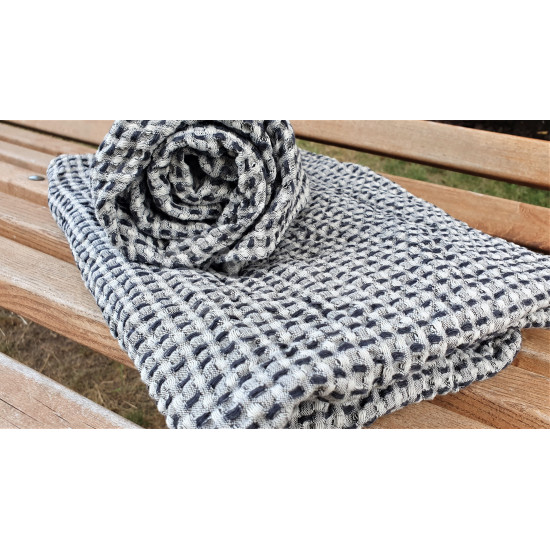 Half-linen bath towel with black and white squares